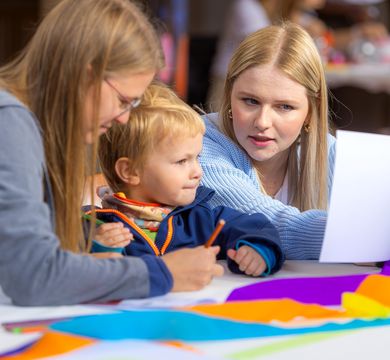 Zu sehen sind spielende Kinder